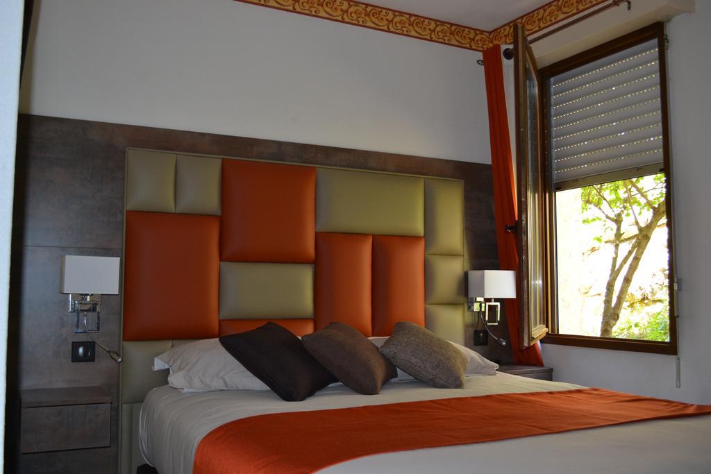 Logis Hotel Le Vieil Amandier Триганс Номер фото