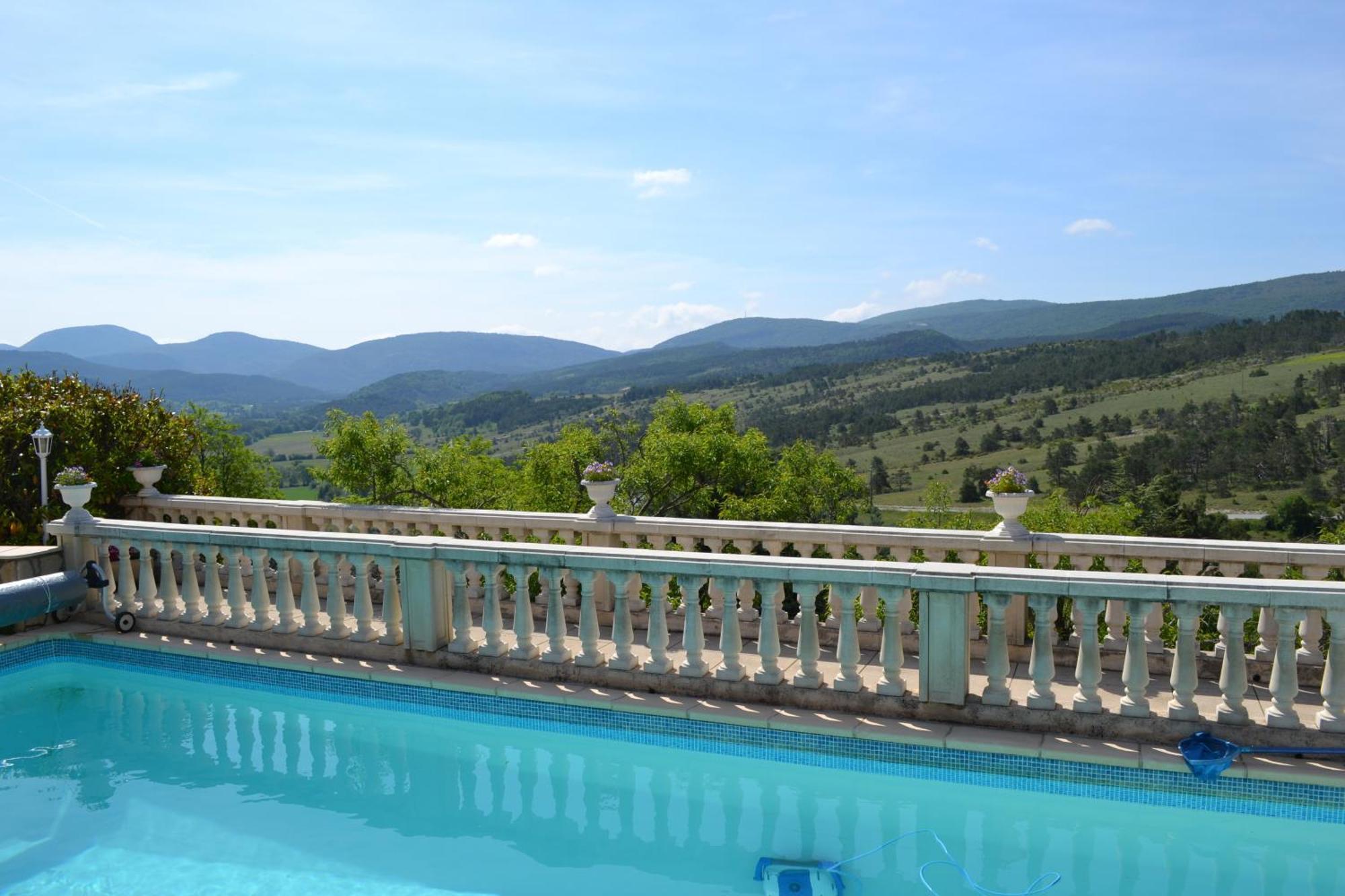Logis Hotel Le Vieil Amandier Триганс Экстерьер фото