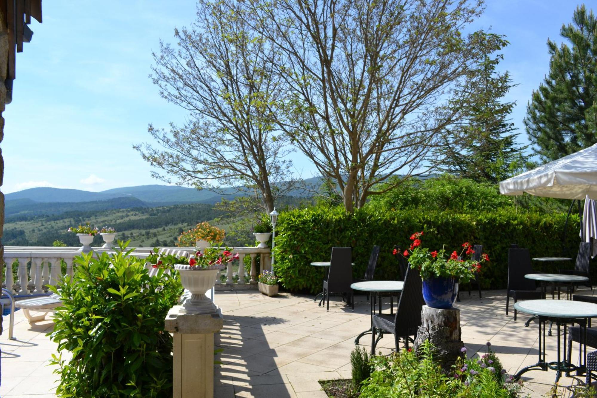 Logis Hotel Le Vieil Amandier Триганс Экстерьер фото