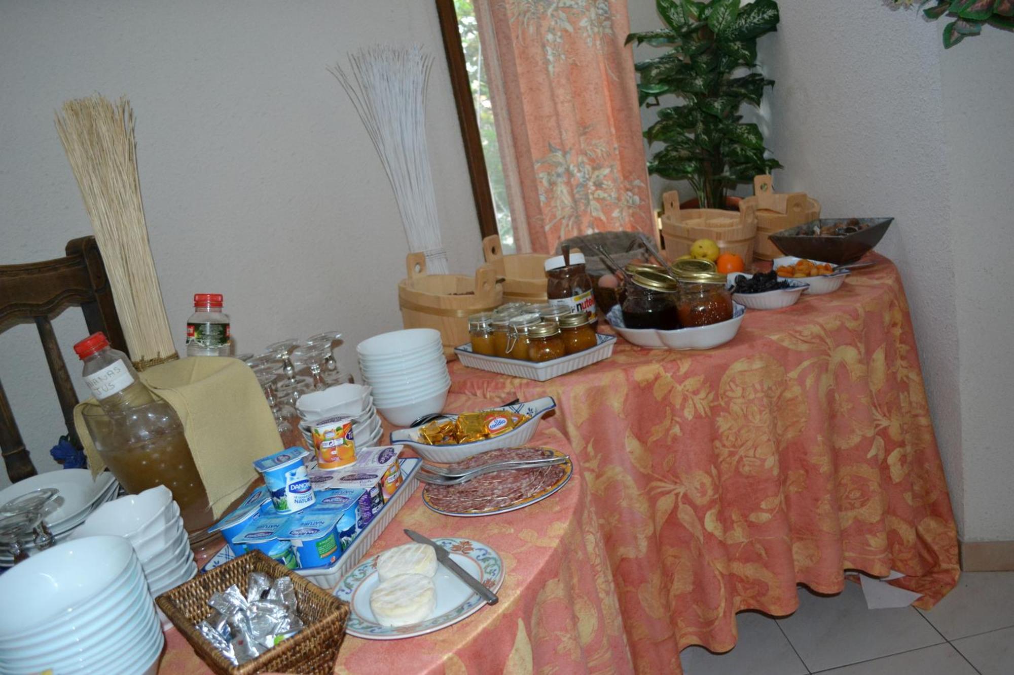 Logis Hotel Le Vieil Amandier Триганс Экстерьер фото