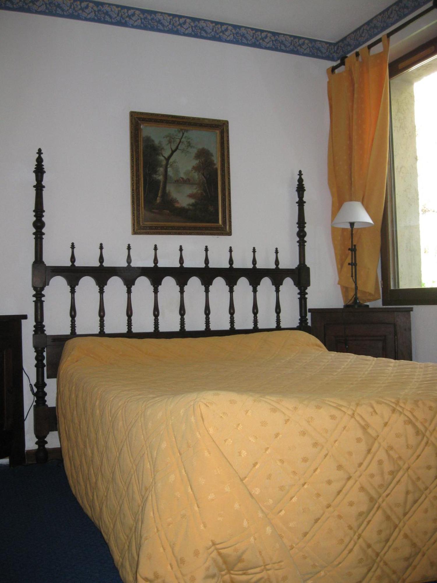 Logis Hotel Le Vieil Amandier Триганс Экстерьер фото