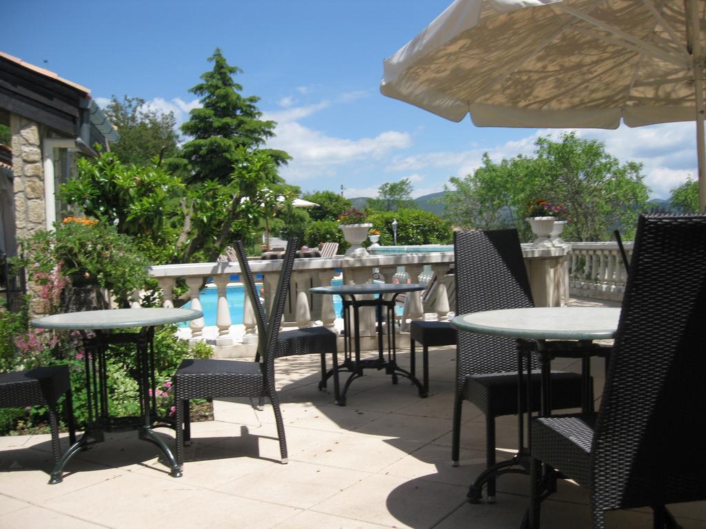 Logis Hotel Le Vieil Amandier Триганс Экстерьер фото